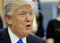 Trump dice que Clinton conspiró con su partido para ganarle al "loco" Sanders