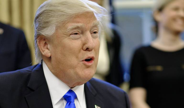 Trump denuncia conspiración de los demócratas contra Sanders: Trump dice que Clinton conspiró con su partido para ganarle al "loco" Sanders