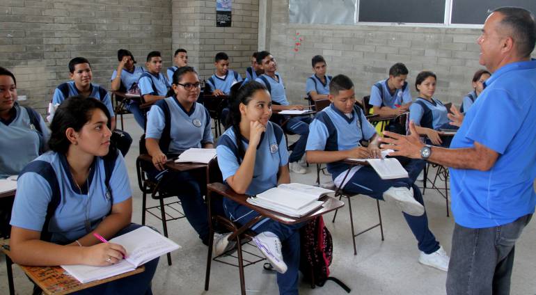 Qué días eligió el Gobierno para recuperar las clases: Para recuperar clases se usarán la semana de receso de octubre y máximo cinco sábados