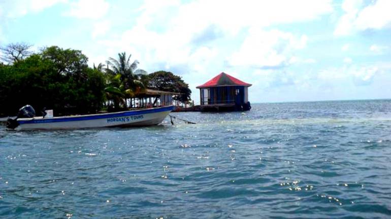 Armada rescata a personas tras volcarse una lancha: Armada rescató a 34 personas luego de volcarse una lancha en San Andrés