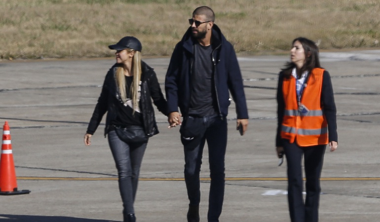 La cantante colombiana Shakira junto a Gerard Piqué, defensor del FC Barcelona en su llegada a Argentina.