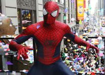 Spiderman solo usa un tanga bajo su ajustado traje