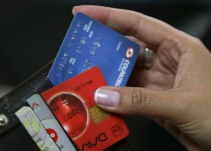 Los colombianos se están sobreendeudando, alerta la banca