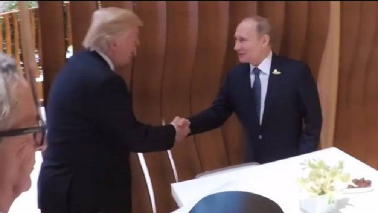 Trump y Putin estrechan su mano en Hamburgo