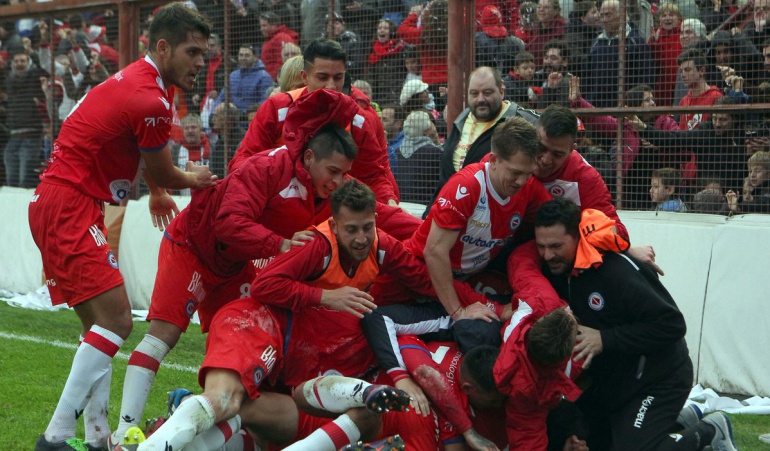Fútbol argentino: El 'Bicho' regresa a primera división