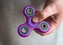 ¡El famoso juego "spinner" ahora en los pezones!