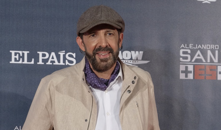 Juan Luis Guerra atiende a la prensa antes de su concierto en España.