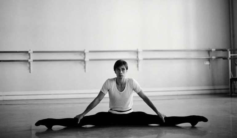Rudolf Nureyev desertó de la Unión Soviética en 1961, aprovechando una actuación en París, y pidió asilo político en Francia.