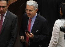 Lluvia de criticas a Uribe por falso señalamiento a Daniel Samper Ospina