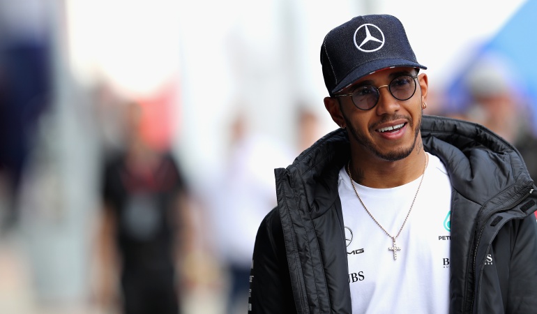 Hamilton logra la pole en Silverstone