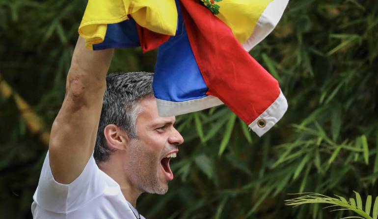 Consulta opositora en venezuela: Leopoldo López vota desde su arresto domiciliario en la consulta opositora