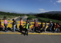 Medios destacan que Colombia recibe venezolanos y advierten si la economía será suficiente