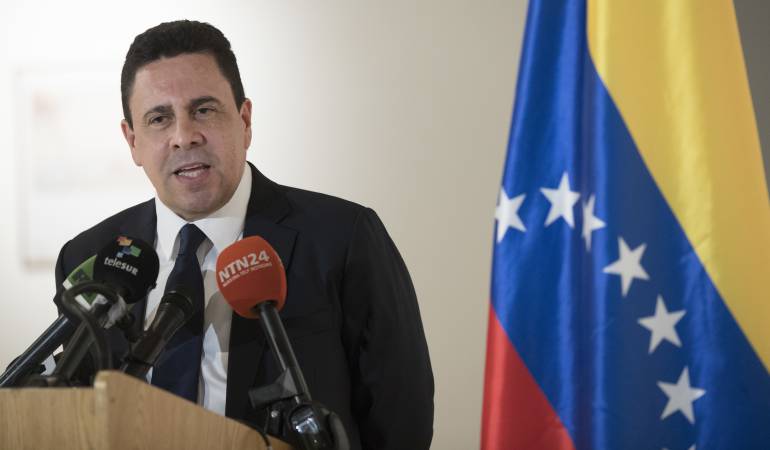Denuncia a México y Colombia de trabajar con CIA