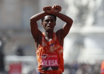Feyisa Lilesa y Brigid Kosgei ganan la Media Maratón de Bogotá