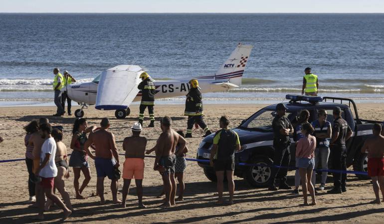 Accidente aéreo dejó dos muertos en playa de Portugal: Dos bañistas mueren arrollados por una avioneta en una playa portuguesa
