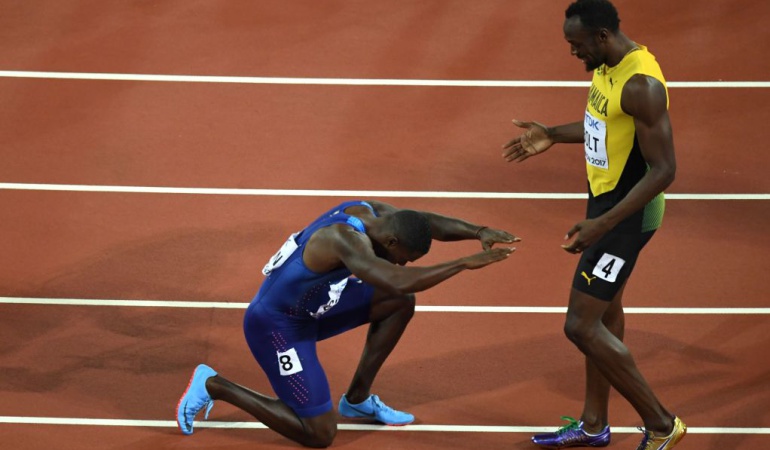 Justin Gatlin reverencia Bolt: Justin Gatlin hizo reverencia a Usain Bolt tras vencerlo en su última prueba de 100 metros