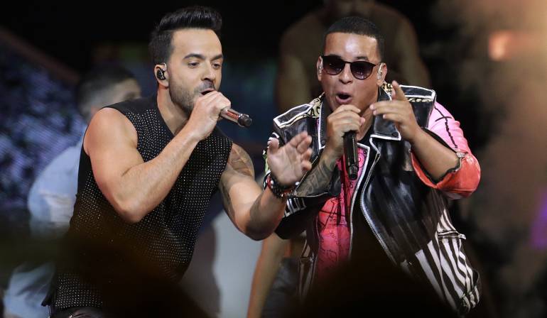 Luis Fonsi y Daddy Yankee durante los Premios Billboard de la Música Latina 2017.