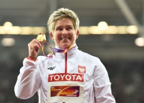 Anita Wlodarczyk consiguió su tercer título mundial en el lanzamiento de martillo