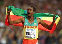 Muktar Edris sorprendió a Mo Farah en los 5.000 metros planos del Mundial de Atletismo