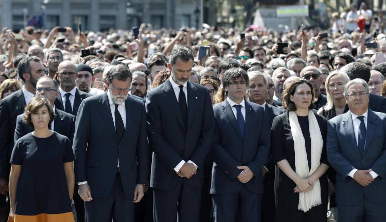 Minuto de silencio por atentado que dejó 14 muertos en Barcelona