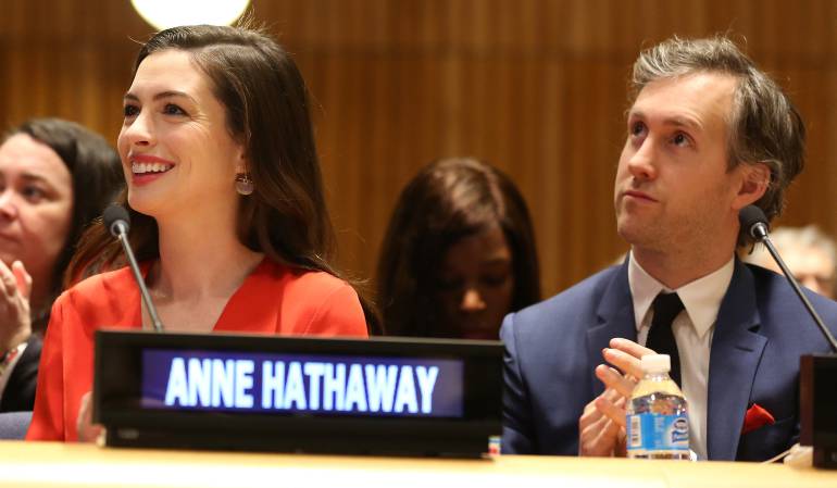 Hackers filtran fotos intimas de Anne Hathaway y su esposo