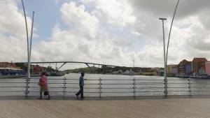 Tres reinas en los puentes de Willemstand Tres reinas en los puentes de Willemstand