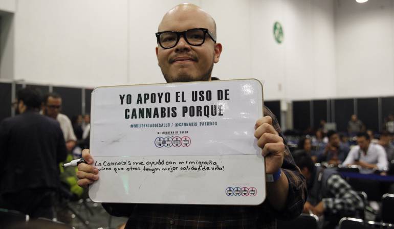 Cremas y aceites elaborados a base de cannabidiol (CBD) son presentados en la feria de la cannabis de América Expoweed 2017.
