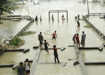 ONU lleva alimentos a 200.000 víctimas de graves inundaciones en Bangladesh