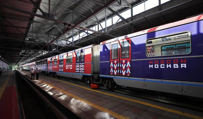 Tren temático listo para su inauguración en la estación de Krasnaya Presnya