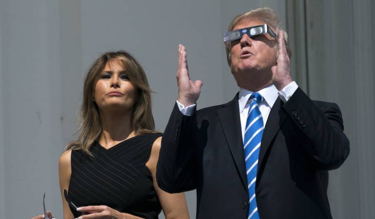 Presidente de los Estados Unidos, Donald J. Trump (d) y la Primera Dama Melania Trump
