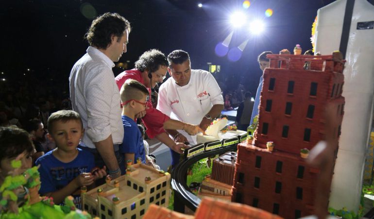 Buddy Valastro presentando el pastel a Medellín.