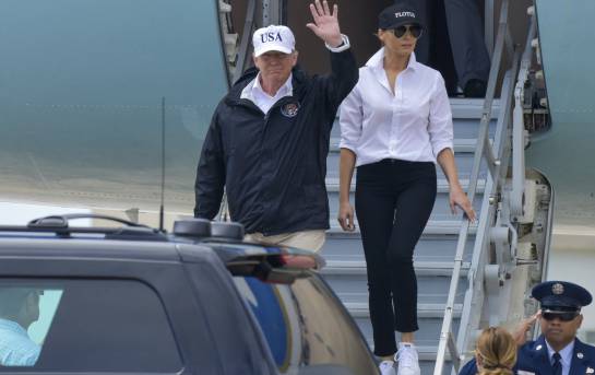 Medios internacionales critican a Melania Trump por usar tacones para ir a zona devastada por huracán en Texas: Los polémicos tacones de Melania Medios internacionales critican a Melania Trump por usar tacones para ir a zona devastada por huracán en Texas: Los polémicos tacones de Melania