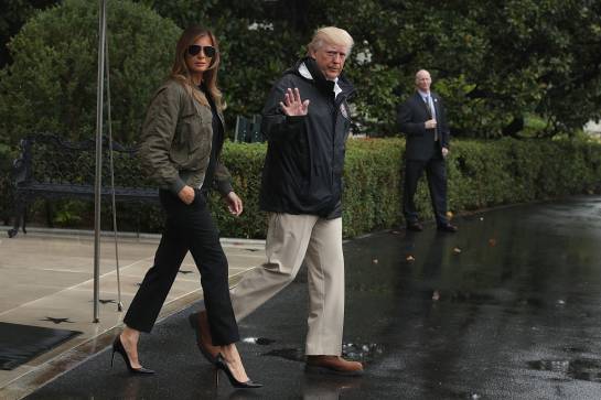 Melania Trump es criticada por el look para visitar zonas damnificadas por ‘Harvey’: Tacones de Melania Trump para visitar zona afectada por Harvey causan revuelo Melania Trump es criticada por el look para visitar zonas damnificadas por ‘Harvey’: Tacones de Melania Trump para visitar zona afectada por Harvey causan revuelo