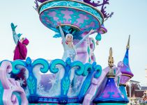 Elsa de Frozen saca un vehículo atrapado en la nieve y se hace viral