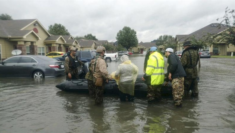 30 muertos y 32.000 refugiados deja paso de Harvey en Texas