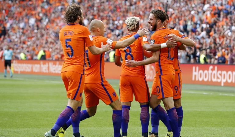Holanda venció 3-1 a Bulgaria y sigue con vida en busca de un cupo al Mundial