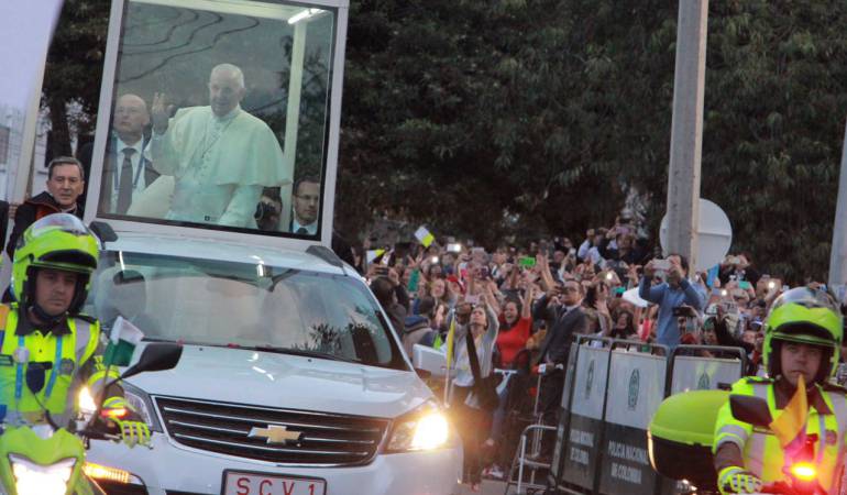 En vivo visita del Papa Francisco a Colombia: Diarios del mundo ponen los ojos en la llegada del papa Francisco a Colombia