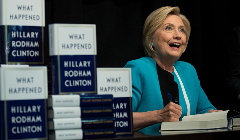 Hillary Clinton durante la firma de su libro "What Happened"