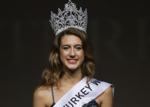 La Miss Turquía 2017 pierde la corona por un tuit sobre su menstruación