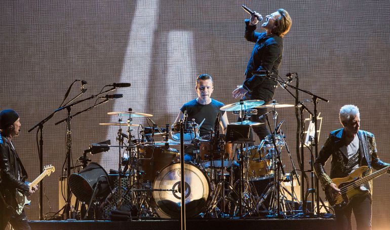 La banda irlandesa U2 en concierto