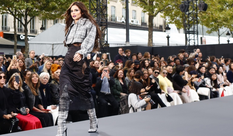 Semana de la moda en París: L'Óreal ofrece un desfile de maquillaje en plenos Campos Elíseos de París