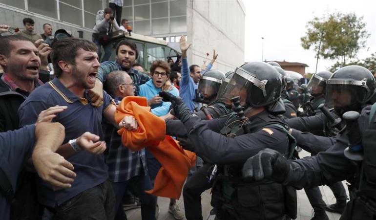 Enfrentamientos por referendo ilegal de Cataluña dejan 761 personas heridas