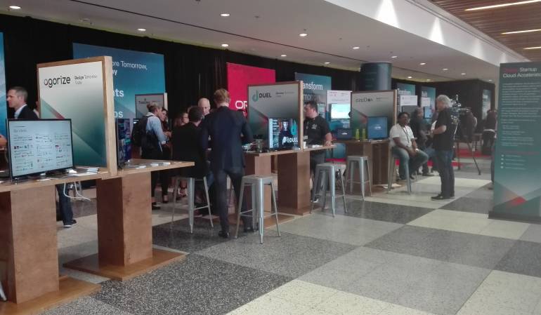 Emprendedores exponiendo sus proyectos en Oracle OpenWorld 2017.