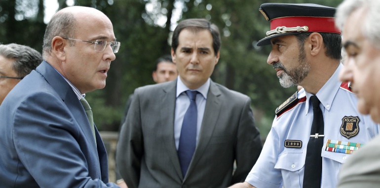 De uniforme, el mayor de los Mossos d'Esquadra, Josep Lluis Trapero, quien es investigado por "sedición".