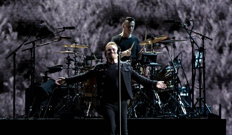 Bono asisitó a misa en Bogotá: Bono cantó, comulgó y se viralizó