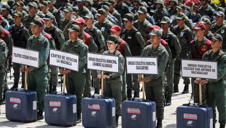 Militares con material electoral.