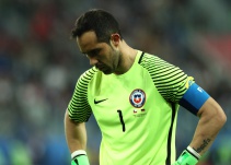 Esposa de Claudio Bravo acusa de borrachos a compañeros del arquero chileno