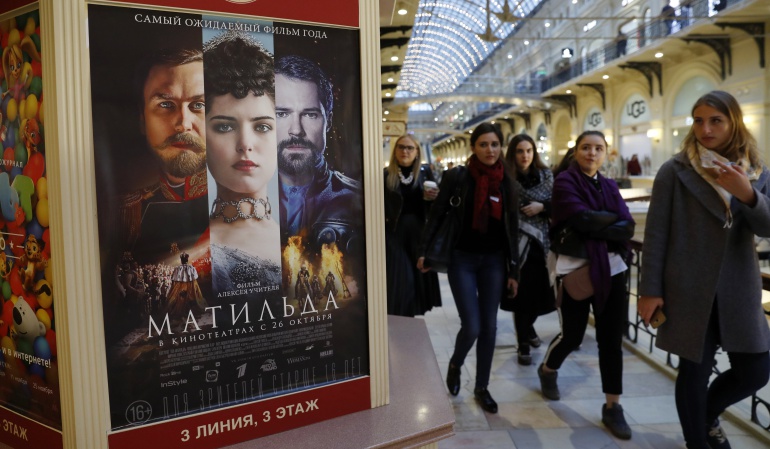 Cine Ruso: Creyentes entregan 100.000 firmas a Putin para prohibir proyección "Matilda"