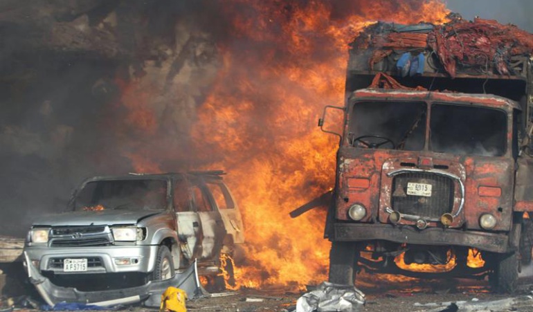 Elevan a 215 el número de muertos en atentado con camiones bomba en Somalia