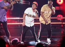 Escuche a Bruno Mars cantando en español